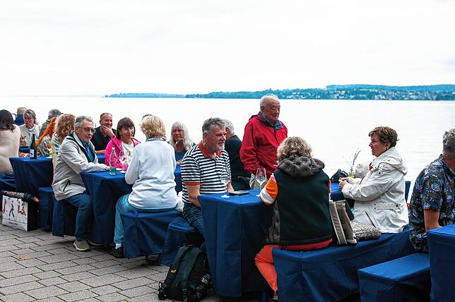 Bild 12: Stimmung top, Wetter egal: Das war der Samstag beim Überlinger Promenadenfest in Bildern