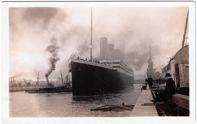 Die Titanic beim Auslaufen in Southhampton am 10. April 1912, Postkarte.