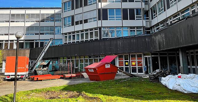 Derzeit läuft der Innenausbau, vor den Türen lagern Baumaterialen.