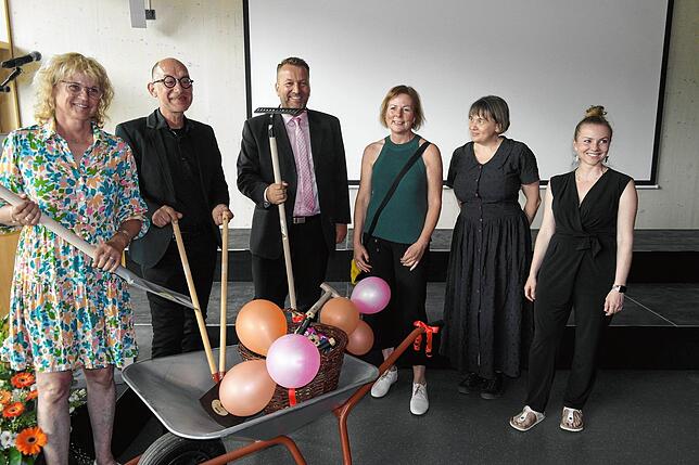 Ein Geschenk für die GartenAG der Schule: (von links) Rektorin Julie Adam, Architekt Jürgen Hildebrand, Bürgermeister Ralf Meßmer sowie ...