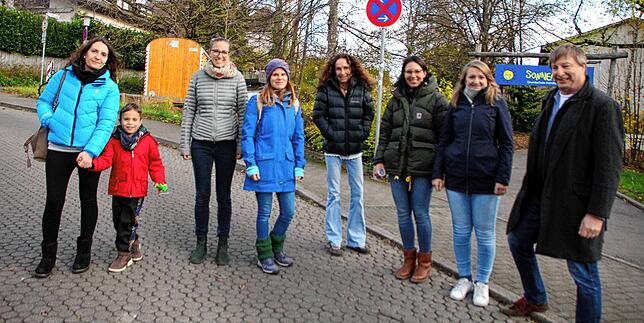 Vor der Grundschule Sonnenhalde soll es durch einen verkehrsberuhigten Bereich sicherer werden, dafür setzen sich ein (von links): die ...