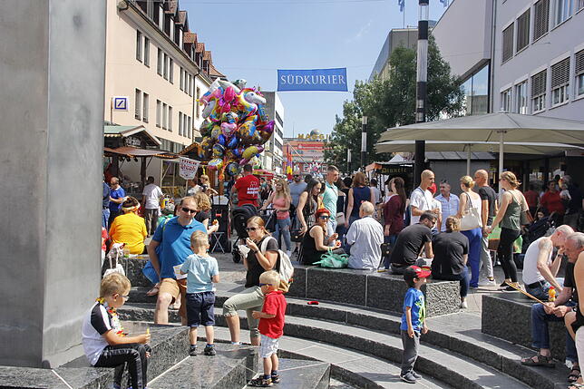 Bummeln, Schauen und Verweilen war das Motto beim Singener Stadtfest, Sitzplätze wie hier am Hauserbrunnen sind immer gefragt: Die ...