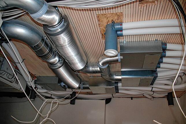 Ein letzer Blick auf die Gebäudetechnik, hier die Lüftungsanlage, bevor sie bald unter der Deckenverkleidung verschwindet.