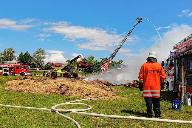 Bild 15: Großeinsatz für die Feuerwehren in Sumpfohren: Ein Gebäude des Hofs Bogenschütz brennt