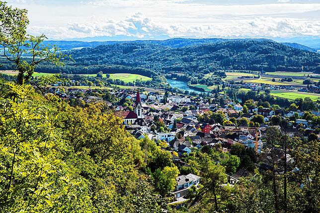 Ausblicke in alle Himmelsrichtungen und auf den Rhein.