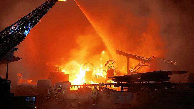 Einen Großbrand gab es in einem Sägewerk im Sauldorfer Ortsteil Boll.