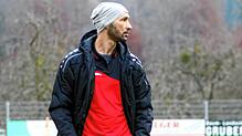 Bahadir Livgökmen, Trainer des SV Deggenhausertal, musste mit ansehen, wie seine Mannschaft drei dicke Chancen auf den Siegtreffer ...