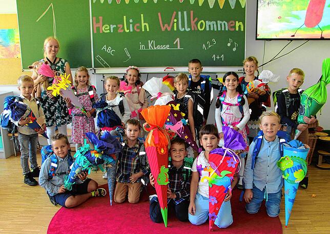 Über ihren Start ins Abenteuer Schule freuen sich die Erstklässler in Winterspüren mit ihrer Klassenlehrerin Ann-Kathrin Beth.