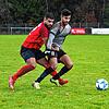 Einen intensiven Kampf um das runde Leder liefern sich in dieser Szene Kürsat Karakuscu (links) vom VfB Villingen und Oussama El Alaoui ...