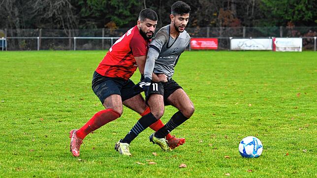 Einen intensiven Kampf um das runde Leder liefern sich in dieser Szene Kürsat Karakuscu (links) vom VfB Villingen und Oussama El Alaoui ...