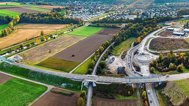 Die B34, hier die Ortsumfahrung Oberlauchringen im Oktober 2021, ist die wichtigste Ost-West-Verbindung am Hochrhein.