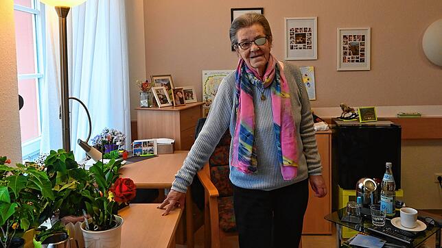 Hildegard Diestel sieht doppelt, bekommt aber erst in drei Monaten einen Termin beim Augenarzt. Was ist da los?