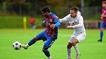 Der SC Konstanz-Wollmatingen (Ramzi Temime, links) besiegt den Hegauer FV (Dietmar Roth) mit 1:0 verdient, aber knapp.