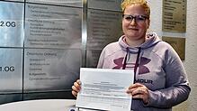 Sabrina Lösch, Sachgebietsleiterin Standesamt und Bürgerservice, zeigt die Unterschriftenliste zum Volksbegehren „Landtag verkleinern“. ...