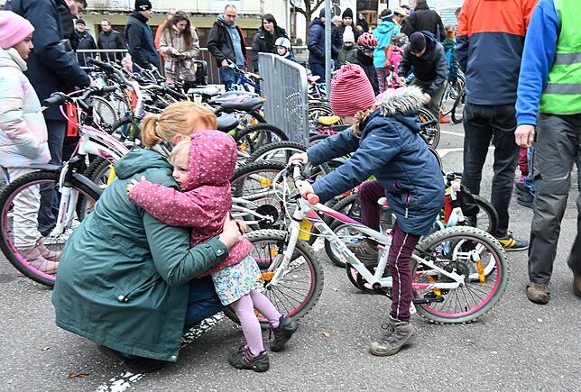 Bild 8: Über Fahrräder auf dem Fahrradmarkt in Tiengen: Ein Paradies für Radliebhaber