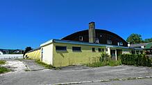 Die Tennishalle steht seit einiger Zeit leer. Ein Investor will dort einen Indoor-Spielplatz errichten. Foto: Rotraud Opfermann