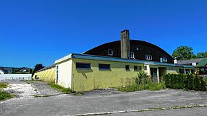 Die Tennishalle steht seit einiger Zeit leer. Ein Investor will dort einen Indoor-Spielplatz errichten. Foto: Rotraud Opfermann