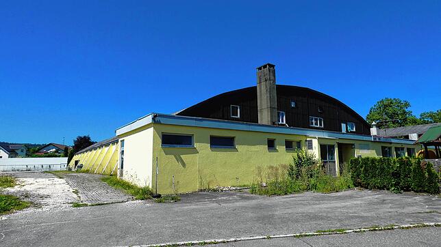 Die Tennishalle steht seit einiger Zeit leer. Ein Investor will dort einen Indoor-Spielplatz errichten. Foto: Rotraud Opfermann