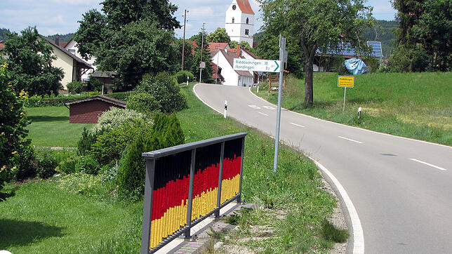 Für WM-Stimmung sorgt das Brückengeländer vor Riedböhringen. Die unbekannte Strickliesel, die mit ihren Strickereien immer wieder das ...