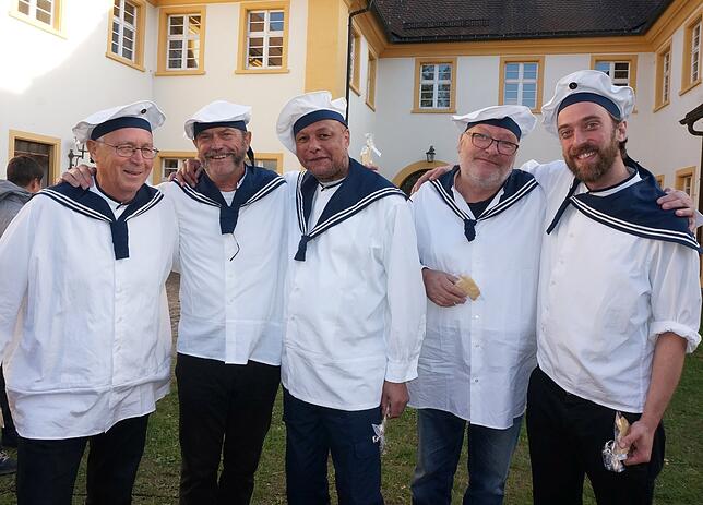 Bild 21: Der Theaterverein Zeitschleuse stellt bei der Schiffstaufe am Kloster in Riedern am Wald einen Teil seiner Kulisse für die nächste Saison vor