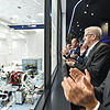 Applaus für ein neues Zentrum des Satellitenbaus: Andreas Hammer, Raumfahrtkoordinator von Airbus Deutschland (vorn), Ministerpräsident ...