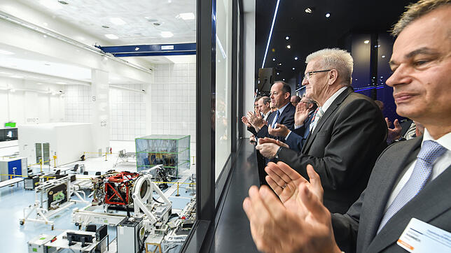 Applaus für ein neues Zentrum des Satellitenbaus: Andreas Hammer, Raumfahrtkoordinator von Airbus Deutschland (vorn), Ministerpräsident ...