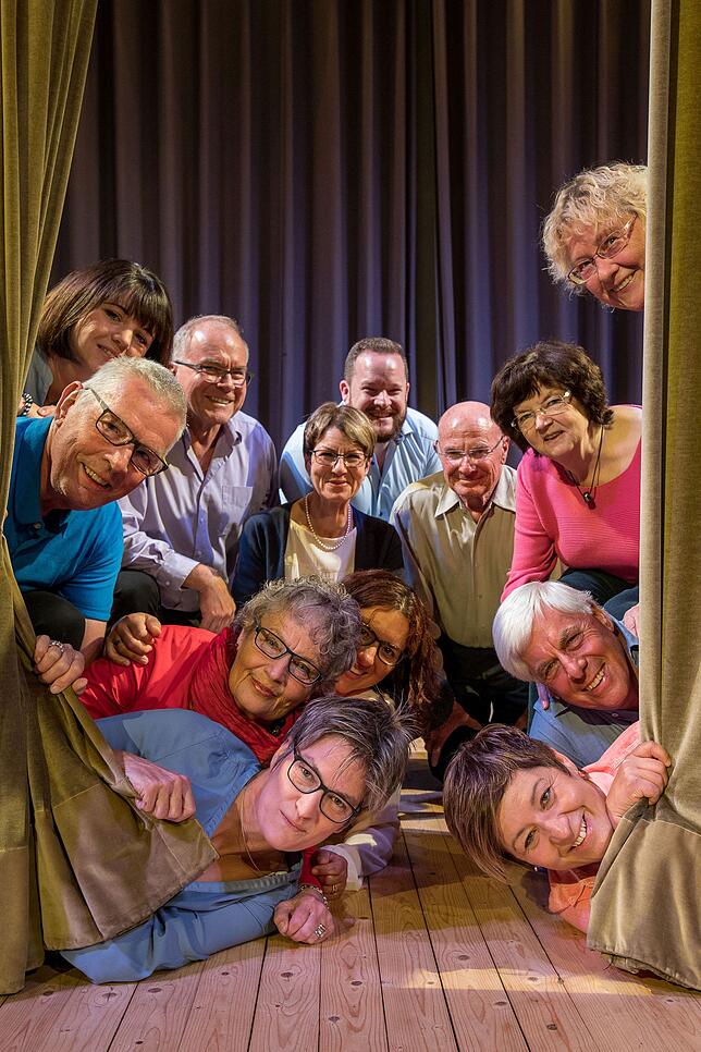 Der Kulturring feiert sein 30-jährigen Bestehen. Erste Reihe unten von links: Regina Mahler, Vorsitzende Annette Loll, zweite Reihe ...