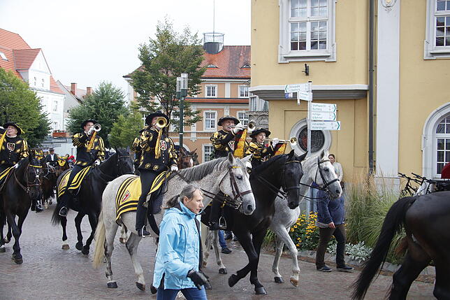 Ihre Musik versetzt ins Mittelalter: der berittene Fanfarenzug Saulgau.