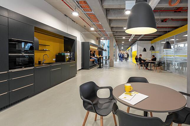 Die von dem Ravensburger Architekturbüro Frankenhauser entworfene neue Cafeteria in der umgebauten Wagner-Produktionshalle.