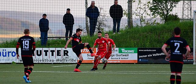 Bild 13: FC Rot-Weiß Weilheim besiegt den FC Wallbach im &bdquo;Duell am Strich&ldquo; mit 3:1 &ndash; wir haben die Bilder!