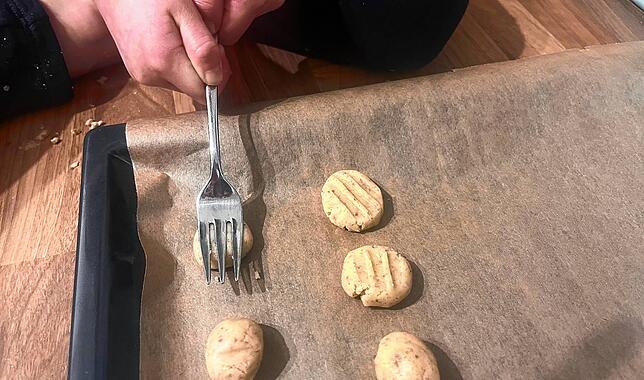 Mit einer Gabel werden die Kekse platt gedrückt – fast wie Gnocchi, aber in süß.