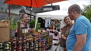 Cashewnüsse mit den verschiedensten Gewürzen – da fiel die Wahl den Besuchern des Regionalmarkts in Häusern schwer.  Bild: Christiane Sahli