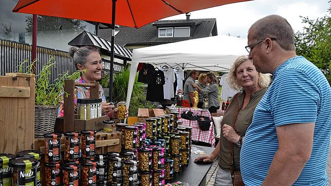 Cashewnüsse mit den verschiedensten Gewürzen – da fiel die Wahl den Besuchern des Regionalmarkts in Häusern schwer.  Bild: Christiane Sahli