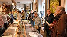 Zahlreiche Besucher betrachten interessiert die in der Strohmanufactur ausgestellten Werke von Otto Wisser. Fotos: Claudius Eberl