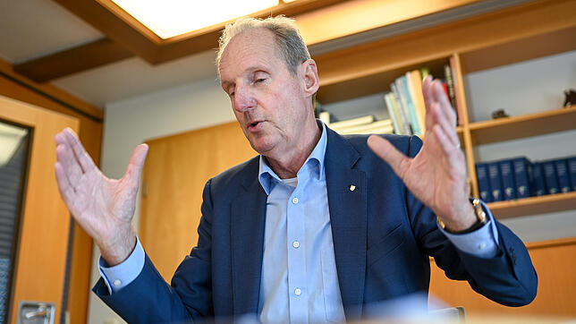 Die Zeppelin-Stiftung könnte Luft- und Raumfahrt fördern: Wolfgang Schuster in Friedrichshafen.