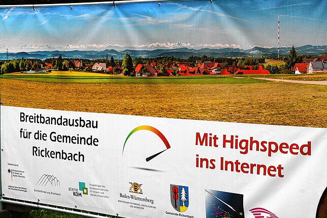 Das schnelle Internet kommt nach Rickenbach. Im Bild ein Banner bei Bergalingen. Der erste Bauabschnitt für das kommunale Netz soll im ...