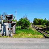 Ein Bahnsteig wird in Menningen für die Biberbahn gebaut.