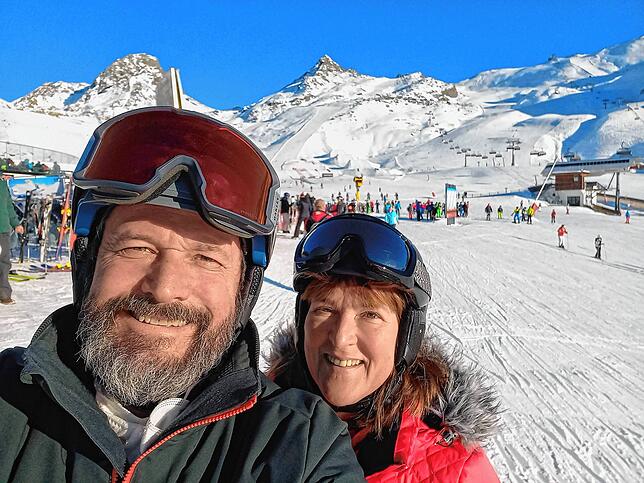 SÜDKURIER-Redakteur Andreas Gerber mit Ehefrau auf der Piste in Ischgl.