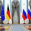 Russlands Präsident Wladimir Putin (r) gestikuliert neben Bundeskanzler Olaf Scholz auf einer gemeinsamen Pressekonferenz am 15. Februar ...