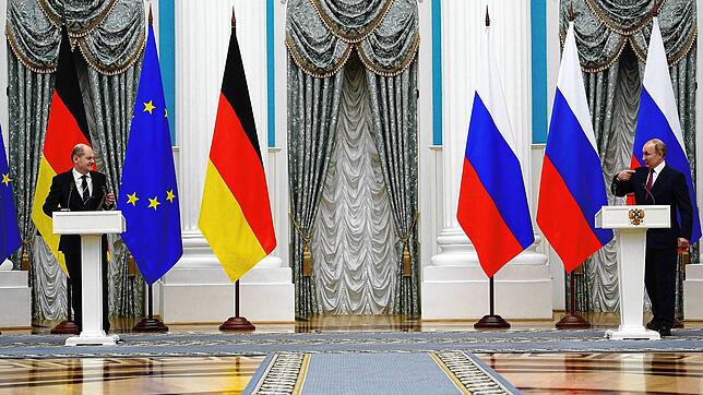 Russlands Präsident Wladimir Putin (r) gestikuliert neben Bundeskanzler Olaf Scholz auf einer gemeinsamen Pressekonferenz am 15. Februar ...
