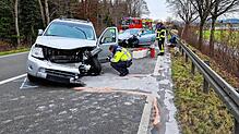 Einsatzkräfte bei der Arbeit. Im Hintergrund der VW des 55-jährigen Unfallverursachers, der noch an der Unfallstelle starb.