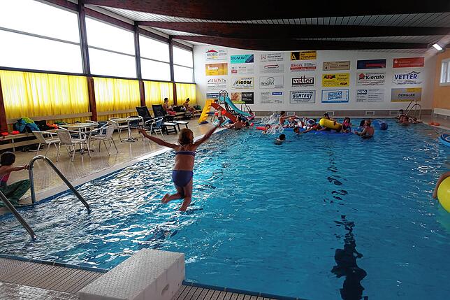 Das Hallenbad ist der Stolz der Gemeinde.