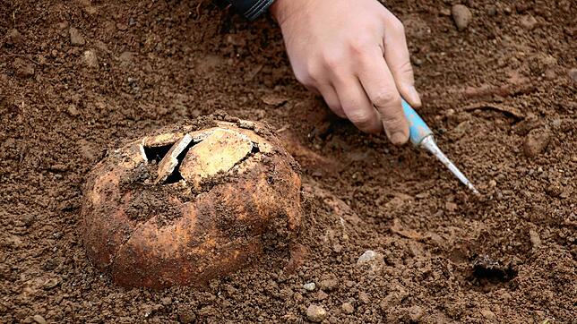Mitarbeiter der Firma Archaeotask legen ein weiteres Skelett frei.