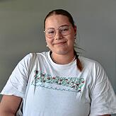 Maya Sacotte, 18, ist glücklich, dass die Deutschklausur erledigt ist – und das vermutlich ziemlich gut.