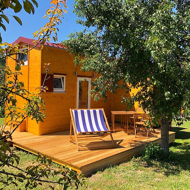Fernab von Lärm und Verkehr kannst du in unseren lichtdurchfluteten, 3,5 Meter hohen Tiny Houses mit eigener Terrasse den Blick ins ...