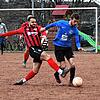 Adrian Goedhuis (FC Königsfeld, links) versucht Kevin Kohler (Hegauer FC) den Ball abzunehmen. Schlussendlich lag aber keine Mannschaft ...