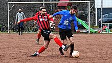 Adrian Goedhuis (FC Königsfeld, links) versucht Kevin Kohler (Hegauer FC) den Ball abzunehmen. Schlussendlich lag aber keine Mannschaft ...
