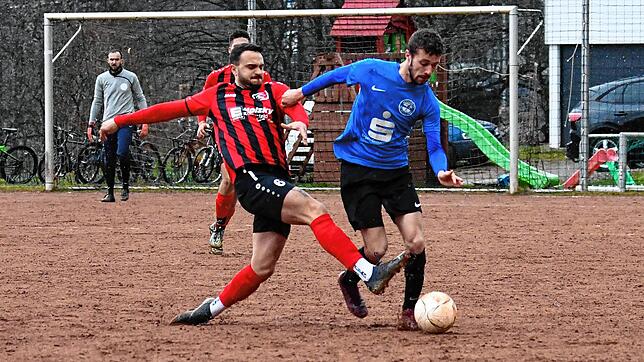 Adrian Goedhuis (FC Königsfeld, links) versucht Kevin Kohler (Hegauer FC) den Ball abzunehmen. Schlussendlich lag aber keine Mannschaft ...