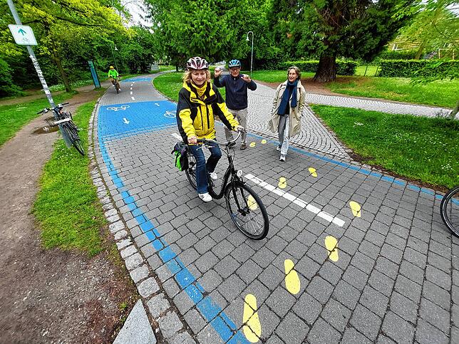 Trotz gelber Fuß-Spren: Im Herosé-Park zwischen Radbrücke und Ebertplatz kommen Fußgänger kaum über die Fahrradstraße.