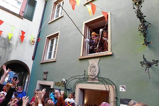 Aus dem Hotel und Restaurant „Rebstock“, direkt angrenzend ans Rathaus, gibt es für die Kinder Würste und Weckle von der ...